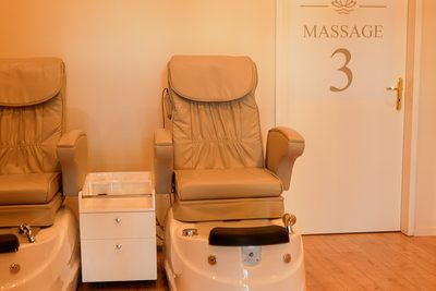 Zwei Fußmassage-Sessel mit integriertem Fußbad im Studio