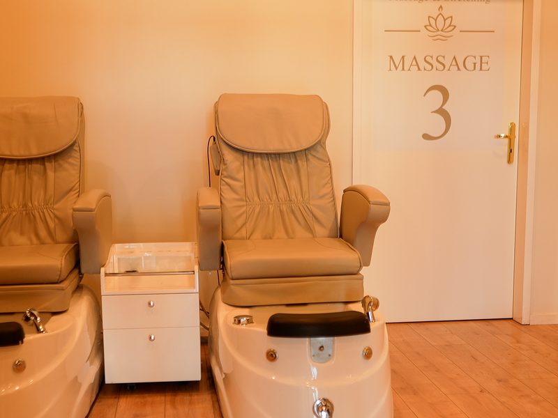 Zwei Fußmassage-Sessel mit integriertem Fußbad im Studio