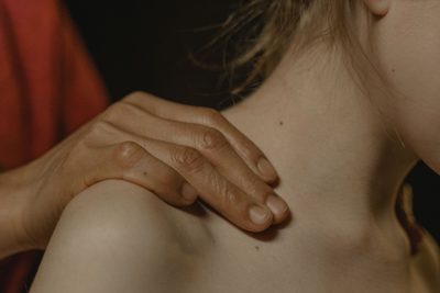 Gezielte Massage an Schulter und Nacken