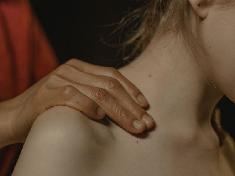 Fokus-Massage: eine Hand arbeitet gezielt an Schulter- und Nackenpartie