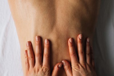 Klassische Rückenmassage mit beiden Händen