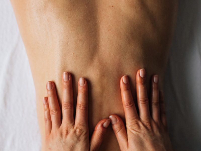 Klassische Massage: beide Hände arbeiten symmetrisch beidseits der Wirbelsäule
