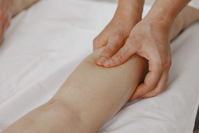 Sportmassage der Wadenmuskulatur