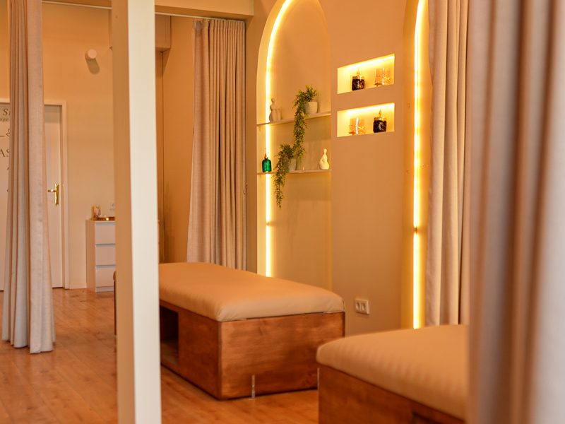 Behandlungskabinen von Sijis Massage mit Massageliegen, Vorhängen und warmem indirektem Licht
